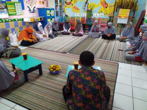 Mahasiswa Peserta Praktek Lapangan Prasekolah, Pembimbing Praktek Lapangan Prasekolah dan Guru Pamong TKIT Sabilul Huda Dalam Acara Perpisahan Praktek Lapangan Prasekolah Mahasiswa Jurusan Pendidikan Islam Anak Usia Dini Fakultas Ilmu Tarbiyah dan Keguruan ( FITK) Institut Agama Islam Negeri (IAIN) Syekh Nurjati Cirebon Dengan RKIT Sabilul Huda