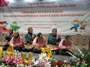 Tarian Pembuka yang di Bawakan Oleh Mahasiswa Semester 7 Jurusan Pendidikan Islam Anak Usia Dini Fakultas Ilmu Tarbiyah dan Keguruan Intitut Agama Islam Negeri (IAIN) Syekh Nurjati Cirebon Angkatan 2019 Dalam Kegiatan Pergelaran Tari Kreatif Anak Usia Dini Mahasiswa Semester 5 Angkatan 2019.