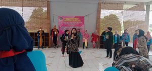 Narasumber Mempraktekkan Seni Tarir ke Peserta Kegiatan  Pengabdian Kepada Masyarakat Jurusan Pendidikan Islam Anak Usia Dini Dengan RA, TK dan PAUD Sekecamatan Plumbon.