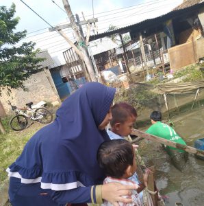 Hari ke 28 KKN-DR Kegiatan Pengenalan Apa Yang Ada dilingkungan Sekitar Pada Anak-Anak Bersama Dini Cahyani Mahasiswa Jurusan Pendidikan Islam Anak Usia Dini Fakultas Ilmu Tarbiyah dan Keguruan IAIN Syekh Nurjati Cirebon.