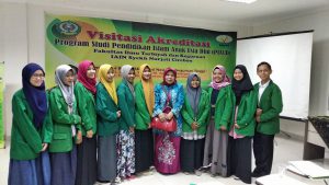 Dr. Taufina, M. Pd. Asesor Foto Bersama Dengan Mahasiswa Usai Acara Visitasi Akreditasi Jurusan Pendidikan Islam Anak Usia Dini