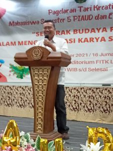 Ketua Jurusan Jurusan Pendidikan Islam Anak Usia Dini Fakultas Ilmu Tarbiyah dan Keguruan Intitut Agama Islam Negeri (IAIN) Syekh Nurjati Cirebon Dr Asep Mulyana, M. Si Memberikan Sambutan Dalam Kegiatan Pergelaran Tari Kreatif Anak Usia Dini Mahasiswa Semester 5 Angkatan 2019.