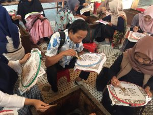  Kunjungan Mahasiswa Jurusan Pendikan Islam Anak Usia Dini Fakultas Ilmu Tarbiyah dan Keguruan IAIN Syekh Nurjati Cirebon ke Rumah Batik Trusmi Plered Kabupaten Cirebon.
