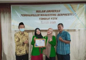 Dr. H. Saifuddin, M. Ag. Wakil Dekan III Fakultas Ilmu Tarbiyah dan Keguruan, Devi Apriliyah Mahasiswa Jurusan Pendidikan Islam Anak Usia Dini, Farras Taqiyah Ketua Himpunan Mahasiswa Jurusan Pendidikan Islam anak Usia Dini dan Kusnadi Staf Jurusan Pendidikan Islam Anak Usia Dini Foto Bersama Dalam Kegiatan Malam anugerah Penghargaan Mahasiswa Berpestasi Tingkat FITK IAIN Syekh Nurjati Cirebon