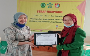 Penyerahan cinderamata ke nara sumber Lutfatulatifah, M. Pd. – Dosen Jurusan Pendidikan Islam Anak Usia Dini Fakultas Ilmu Tarbiyah dan keguruan Institut Agama Islam Negeri (IAIN) Syekh Nurjati Cirebon