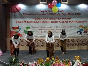 Kelompok 5 Mahasiswa Semester 5 Angkatan 2019 Dalam Kegiatan Pergelaran Tari Kreatif Anak Usia Dini Mahasiswa Semester 5 Angkatan 2019.