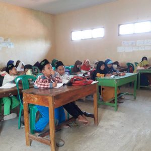 Hari ke 25 KKN-DR Kegiatan Belajar Anaka-Anak Bersama Farkhatun Jamilah Mahasiswa Jurusan Pendidikan Islam Anak Usia Dini Fakultas Ilmu Tarbiyah dan Keguruan IAIN Syekh Nurjati Cirebon.